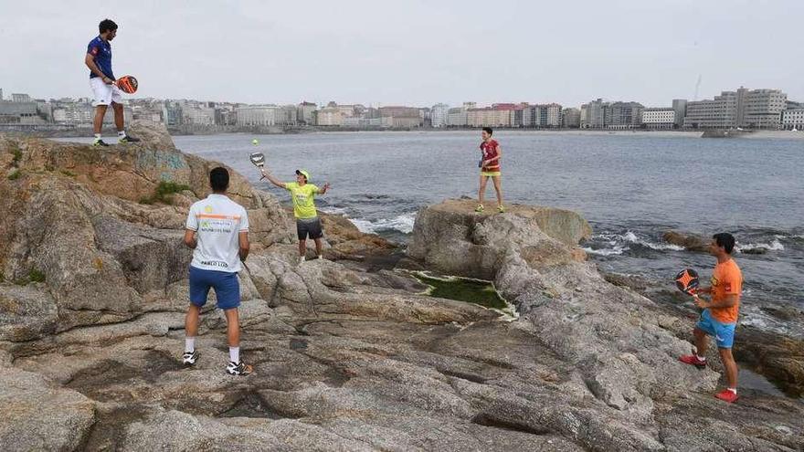 Borja Yribarren, Pablo Lijó, Adrián Blanco, Vanesa Alonso y Martín Piñeiro pelotean en la playa de Riazor.