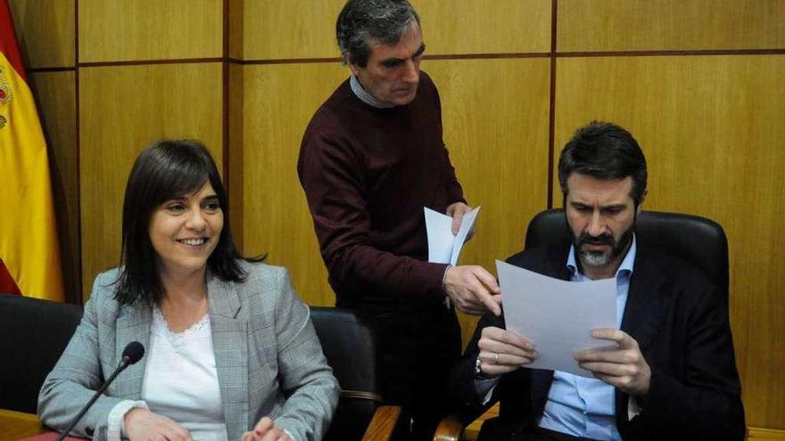 La concejala portavoz del PSOE, Tania García, Xabier Ríos y Alberto Varela, en un pleno. // Iñaki Abella