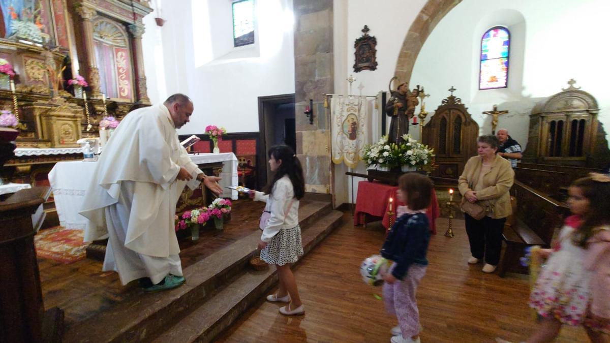 Los niños de la parroquia ofrecen un banderín del Oviedo en la misa festiva de San Antonio de Lieres