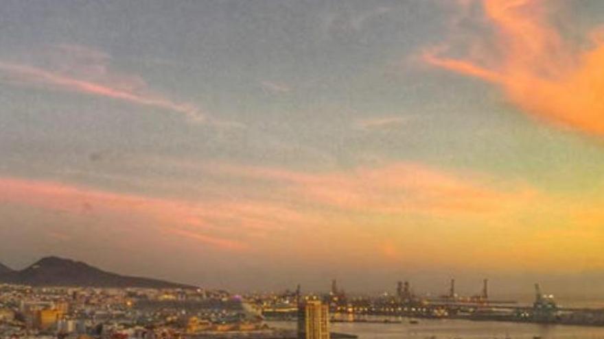 Vista de Las Palmas de Gran Canaria de noche, desde San Antonio