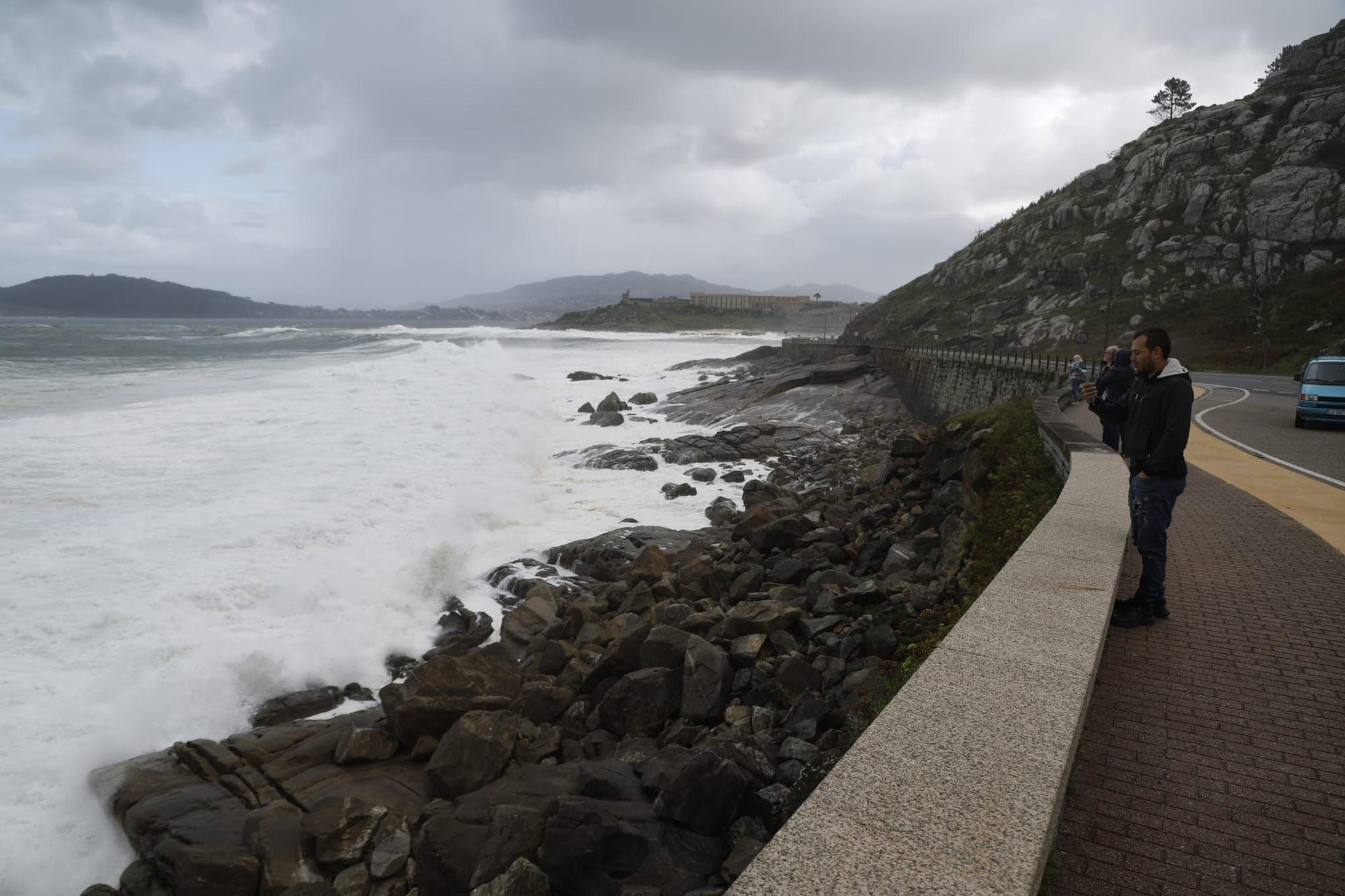 El temporal cubre Baiona con un manto de espuma