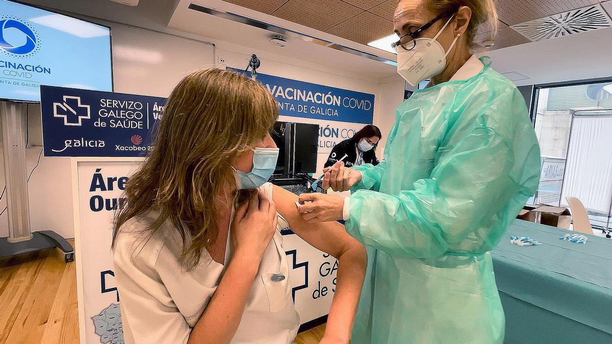 Vacunación de sanitarios en Ourense