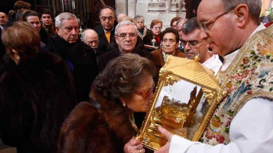 Los fieles veneran al Niño de la Lágrima en la Catedral