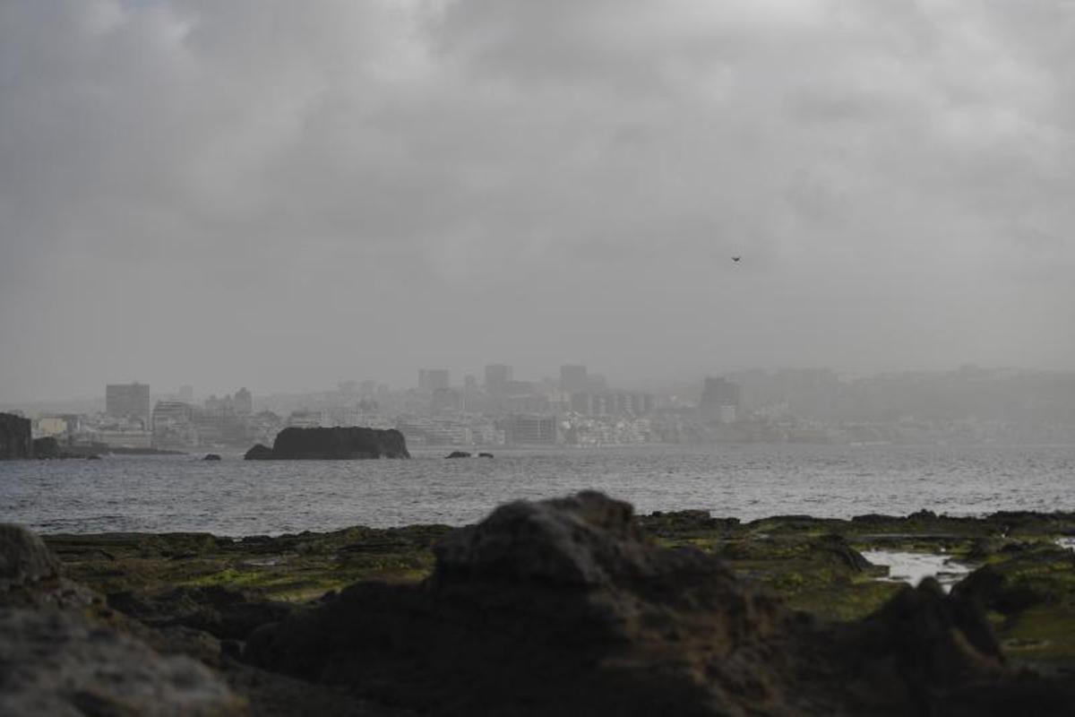 05-02-19 LAS PALMAS DE GRAN CANARIA. CIUDAD. LAS PALMAS DE GRAN CANARIA. METEOROLOGIA. Calima.    Fotos: Juan Castro.  | 06/02/2020 | Fotógrafo: Juan Carlos Castro