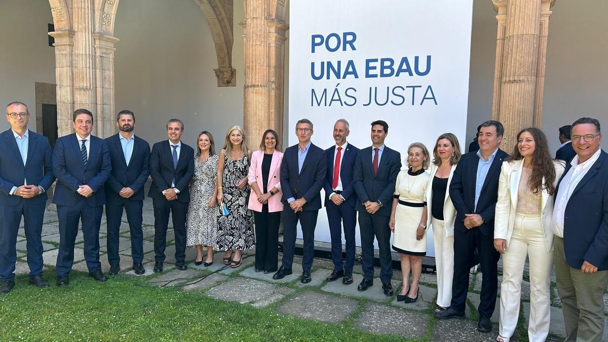Presidentes y consejeros de las 12 regiones que han pactado la selectividad, junto a Feijóo, ayer en Salamanca.
