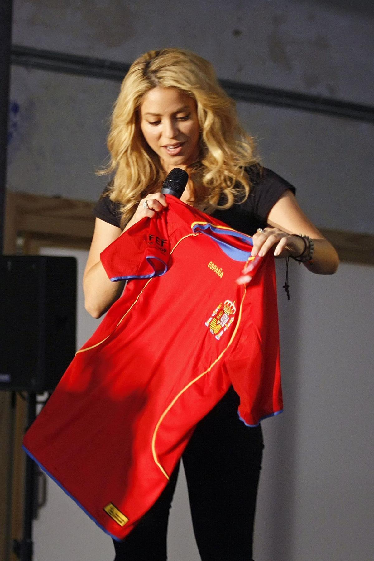Shakira, en el año 2010, presentando el famoso 'Waka Waka'