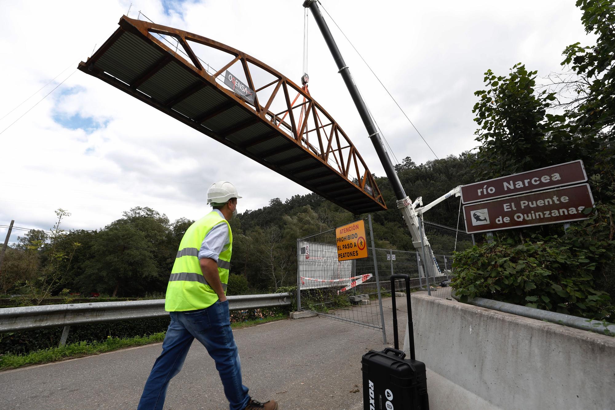 Así fue la instalación del nuevo puente de Quinzanas (Pravia)