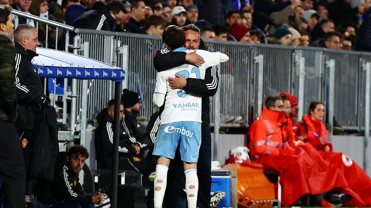 David Navarro abraza a Hugo Pinilla tras ser sustituido durante el partido ante el Almería.
