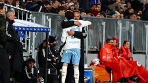 David Navarro abraza a Hugo Pinilla tras ser sustituido durante el partido ante el Almería.