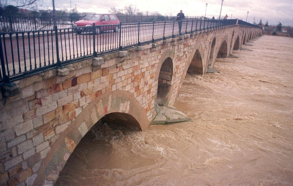 Una riada histórica  del Duero a su paso por Zamora capital, en el Puente de Piedra. | ARCHIVO