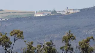 El fuego de Dozón queda estabilizado a medianoche tras quemar 400 hectáreas