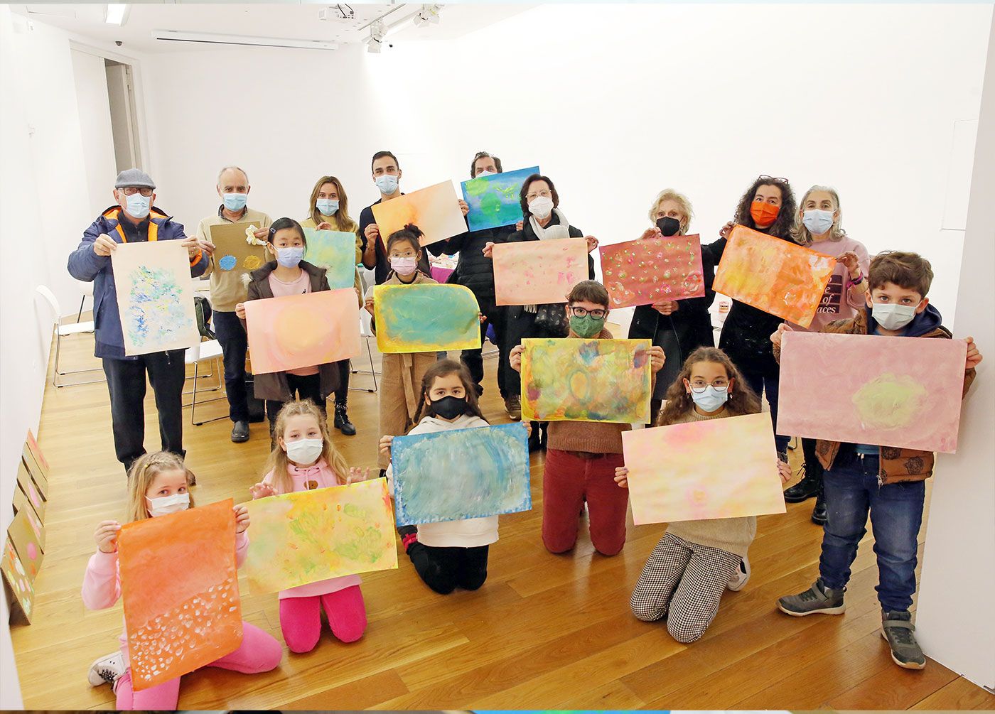 Pintando con niños para combatir la demencia