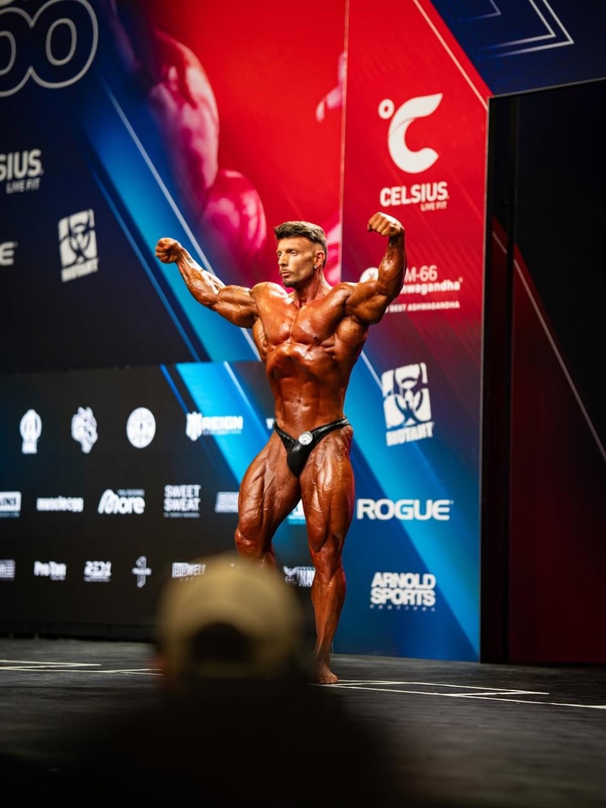Kim Ángel en la tarima del Arnold classic
