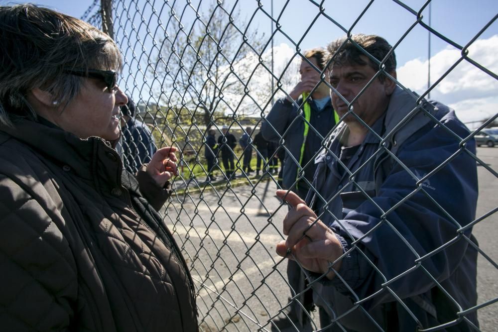 Visita a los familiares a los trabajadores encerrados en las instalaciones de Alcoa