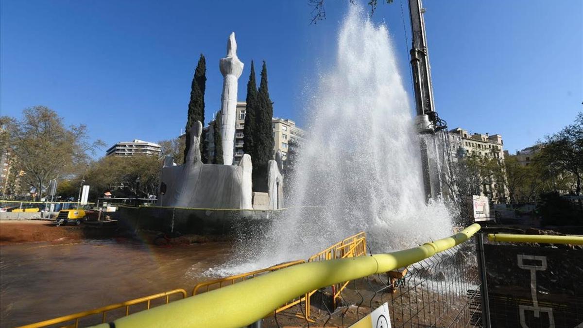 Espectacular fuga de agua en paseo de Sant Joan con Diagonal