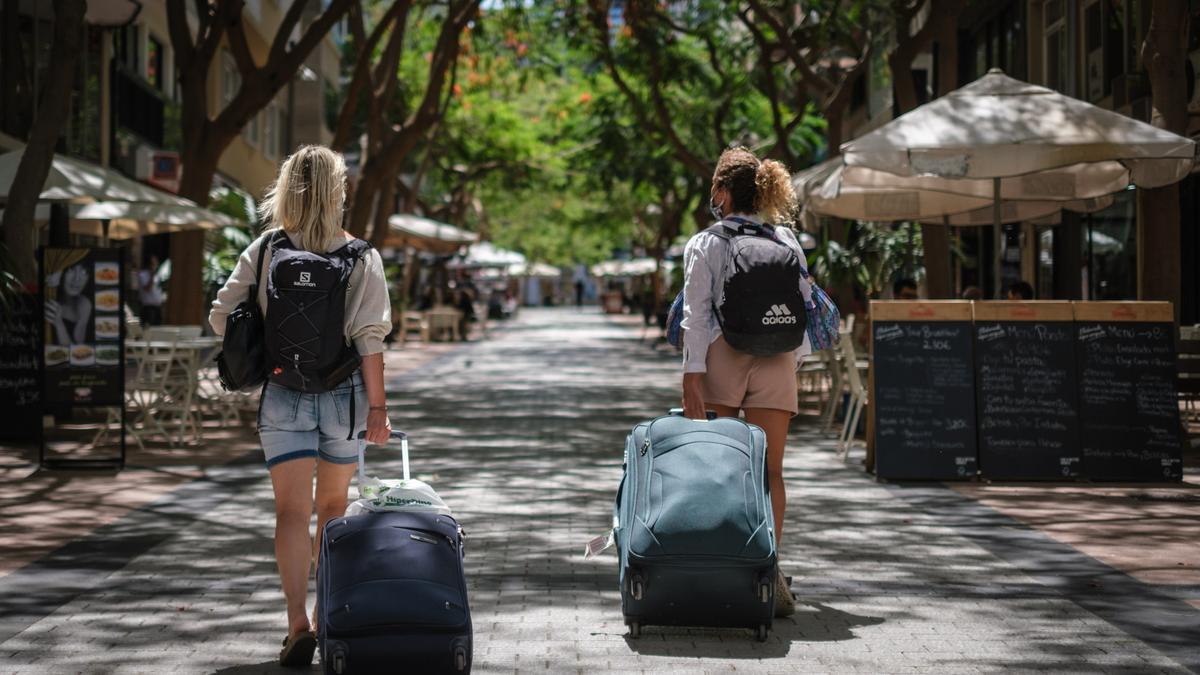 Dos turistas caminan por Santa Cruz de Tenerife