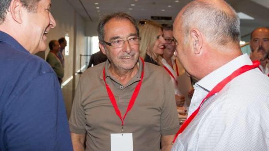 El exsenador Ángel Franco durante un acto reciente del PSPV. Al fondo, la edil Eva Montesinos.