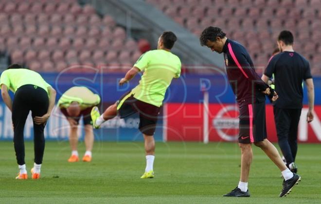 El FC Barcelona entrena en París el partido de Champions