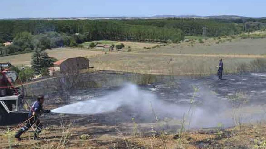 Dos bomberos sofocan un fuego que se produjo recientemente en Benavente.