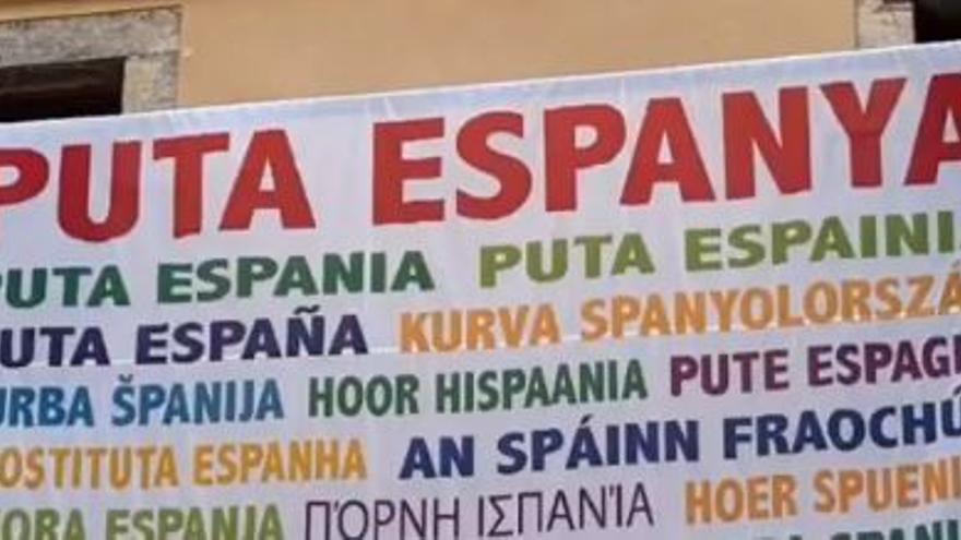 Vídeo | Vandalitzen la pancarta de Puigdemont a Amer i en pengen una altra que diu &quot;Puta Espanya&quot; en diversos idiomes