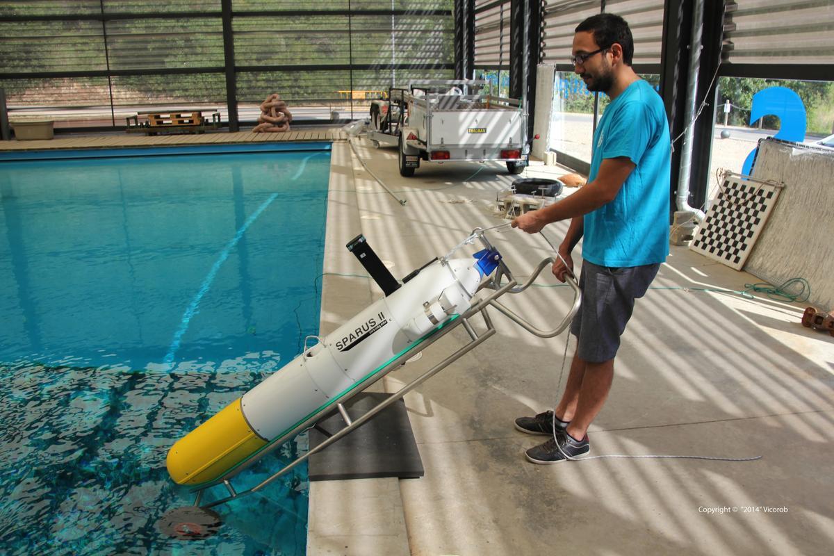 Un investigador de la Universidad de Girona, con un prototipo del robot submarino Sparus II.