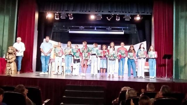 Los distinguidos con los diplomas de Aurorinas y Aurorinos. | M. VELASCO