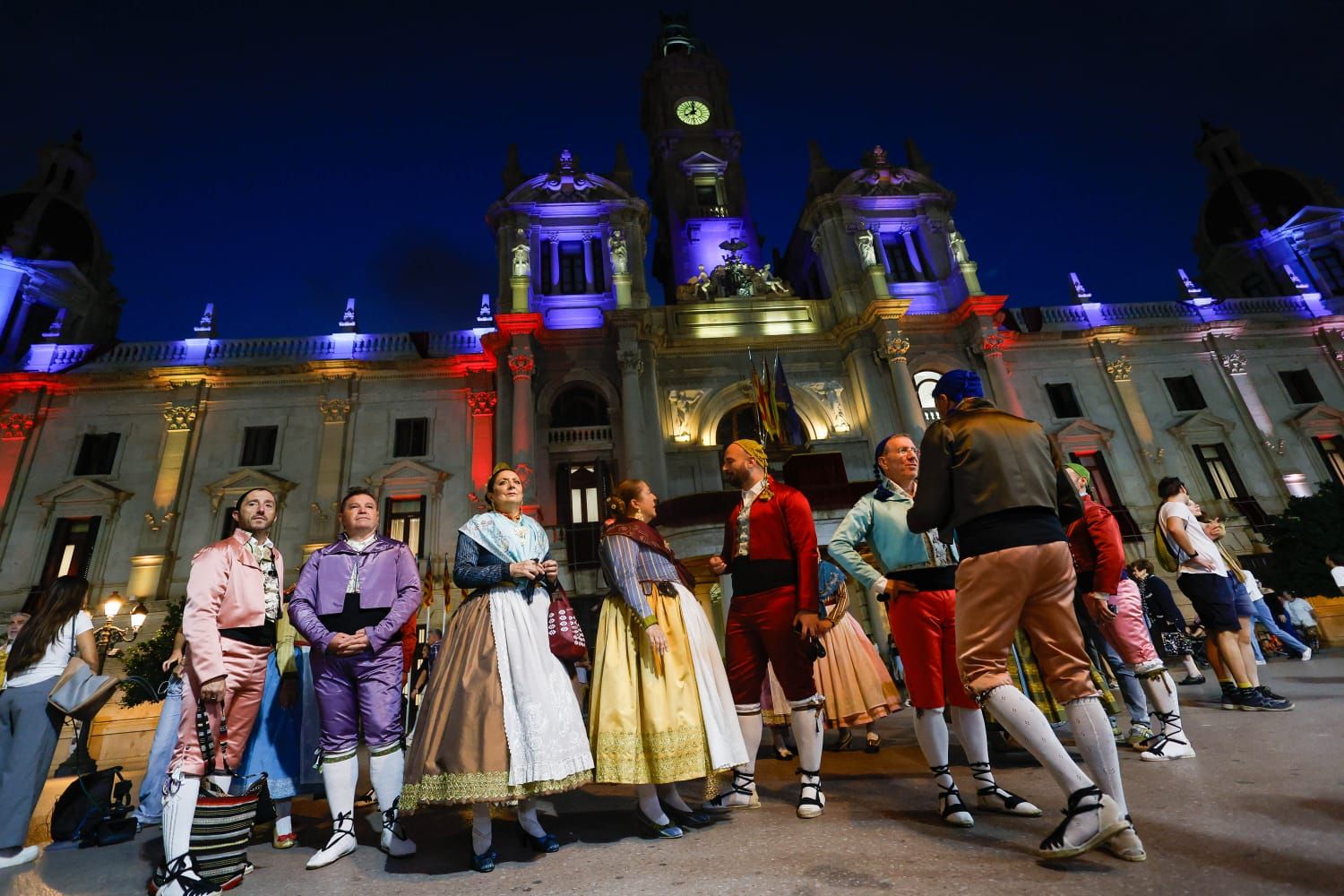 El centro se llena en vísperas del Nou d'Octubre para ver la Senyera