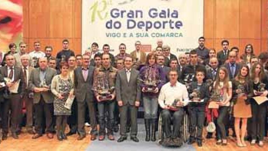 Imagen de todos los premiados junto a las autoridades a la conclusión de la gala. // Ricardo Grobas