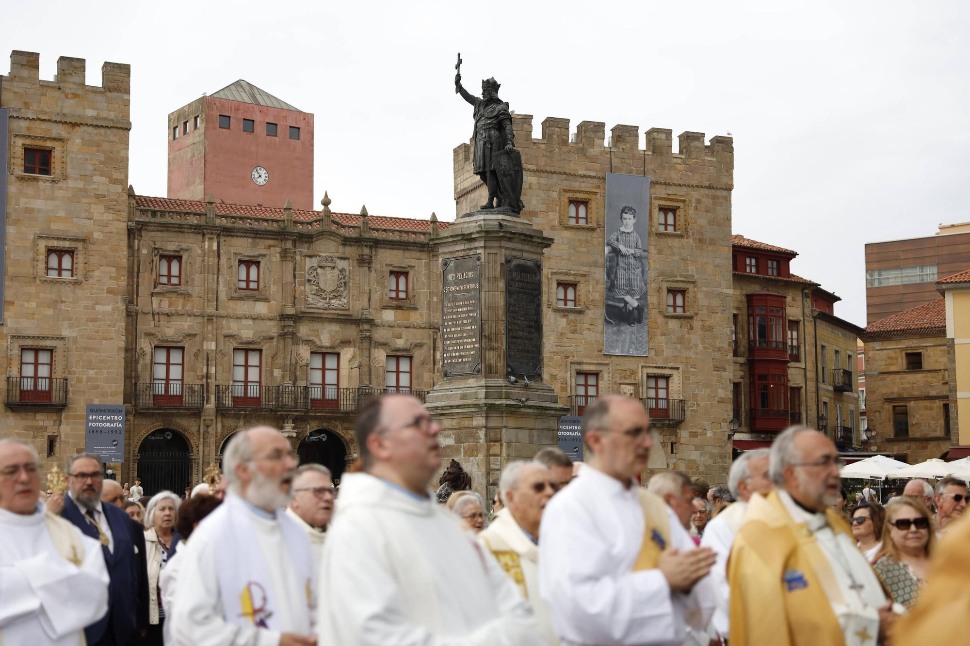 Pétalos, incienso, niños... así fue la procesión del Corpus Christi en Gijón (en imágenes)