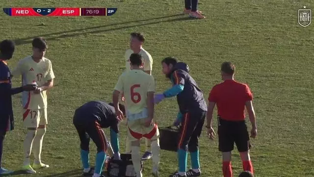 Xavi Espart se retiró lesionado del partido con la sub'19