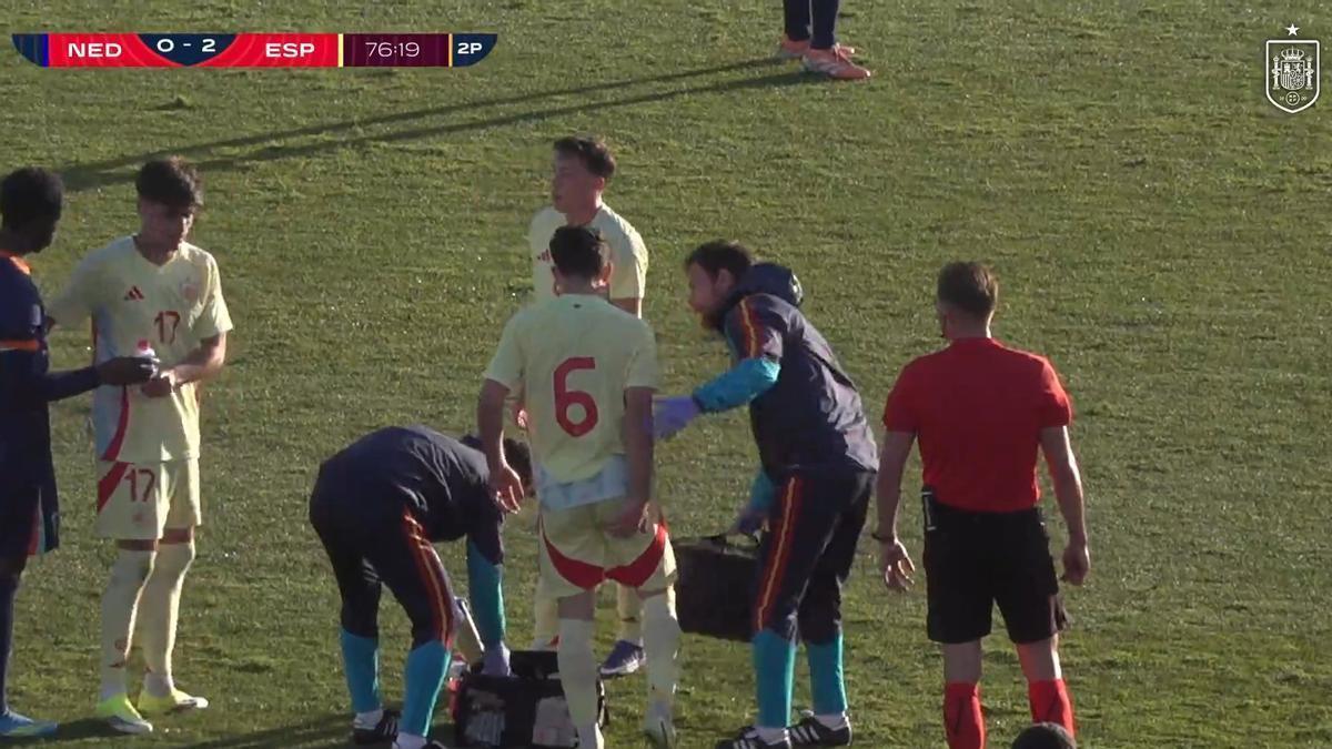 Xavi Espart se retiró lesionado del partido con la sub'19