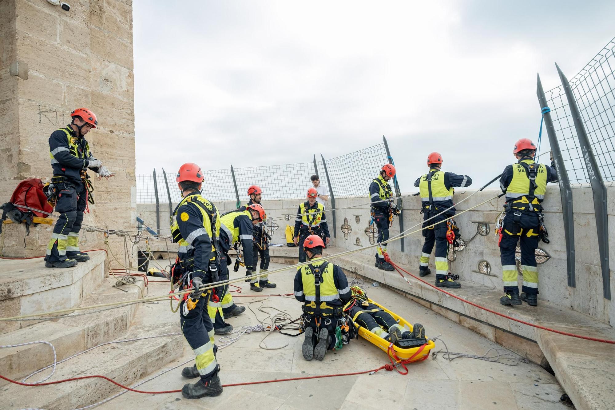 Una camilla sobrevuela el Micalet