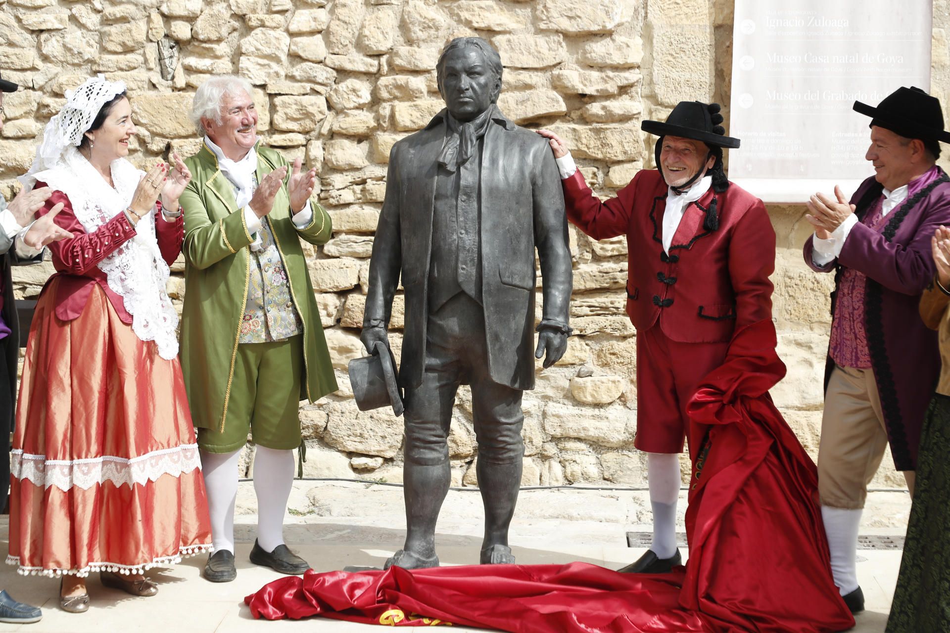 Antonio López inaugura su escultura sobre Goya en Fuendetodos