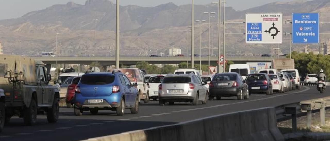 Tráfico denso ayer a primera hora de la mañana justo antes de llegar a la rotonda que da acceso a la Universidad de Alicante.