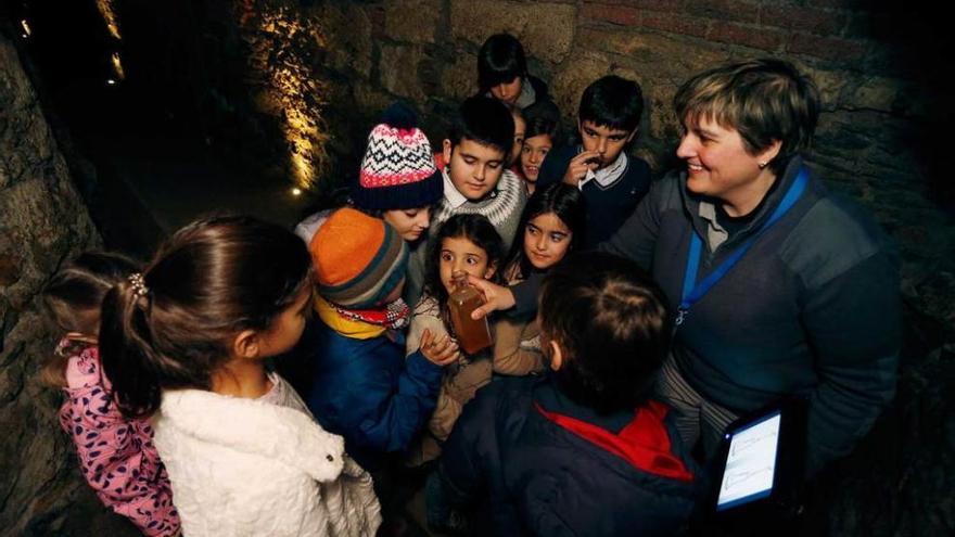 Un grupo de niños, ayer, en el Museo de la Mina de Arnao.