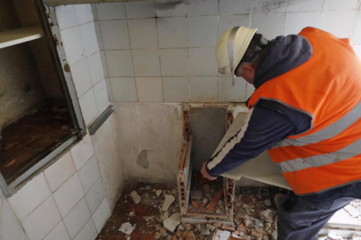Les fotos de l'enderroc de l'edifici desocupat al carrer Tomàs Mieres de Girona