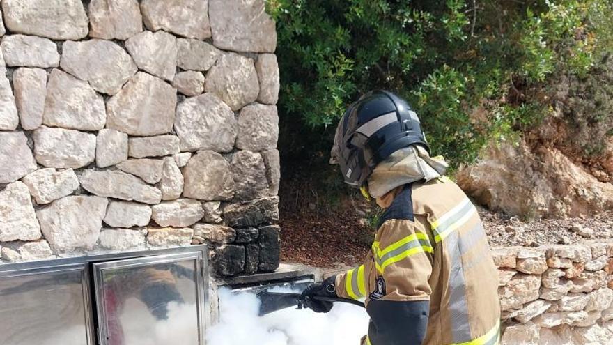 Los bomberos sofocan un fuego eléctrico en Roca Llisa