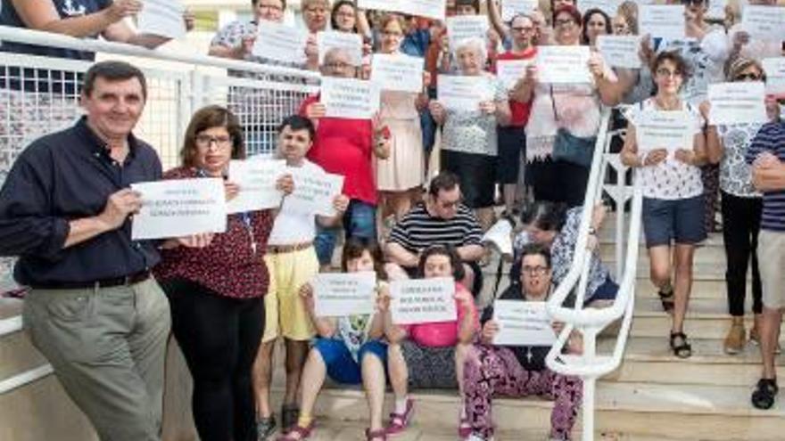 Padres y usuarios en la protesta de ayer junto al centro.