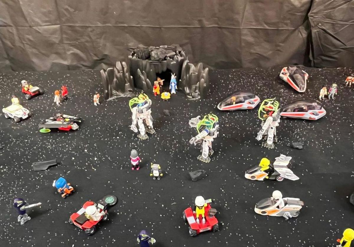 Detalle de la exposición con el portal de belén futurista.  | A. C,