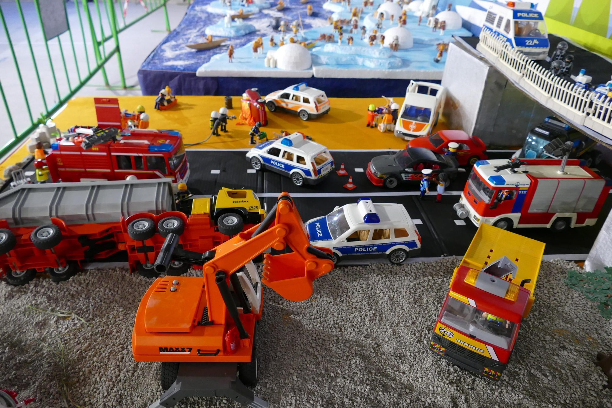 Centenars de clicks de Playmobil ocupen el Casino Menestral Figuerenc