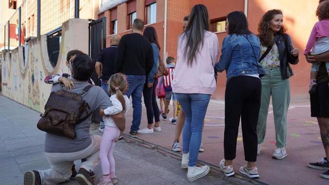 Un padre despide a sus hijos en el primer día de clases en un colegio de Zamora. | José Luis Fernández (Archivo)