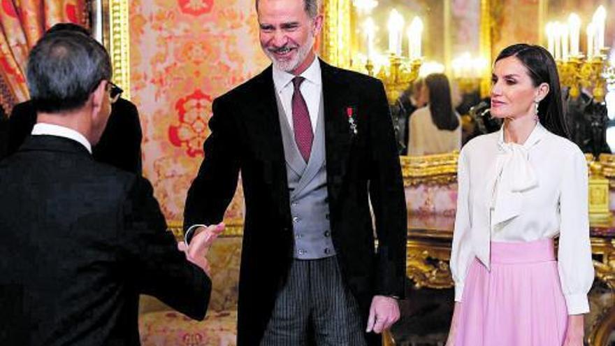 Felipe VI saluda al embajador de Irán, ante la reina Letizia, el pasado miércoles.  | // CHEMA MOYA/EFE