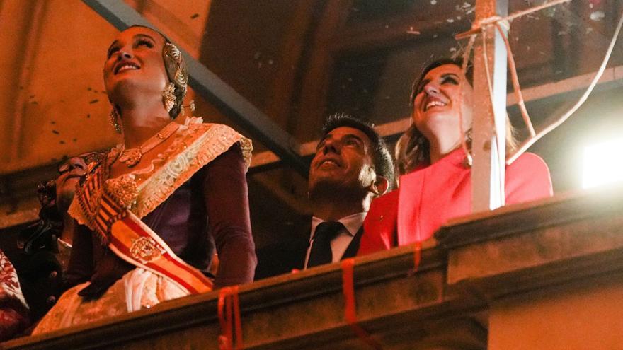 Mazón aparece por sorpresa para presenciar la Cremà de la falla municipal