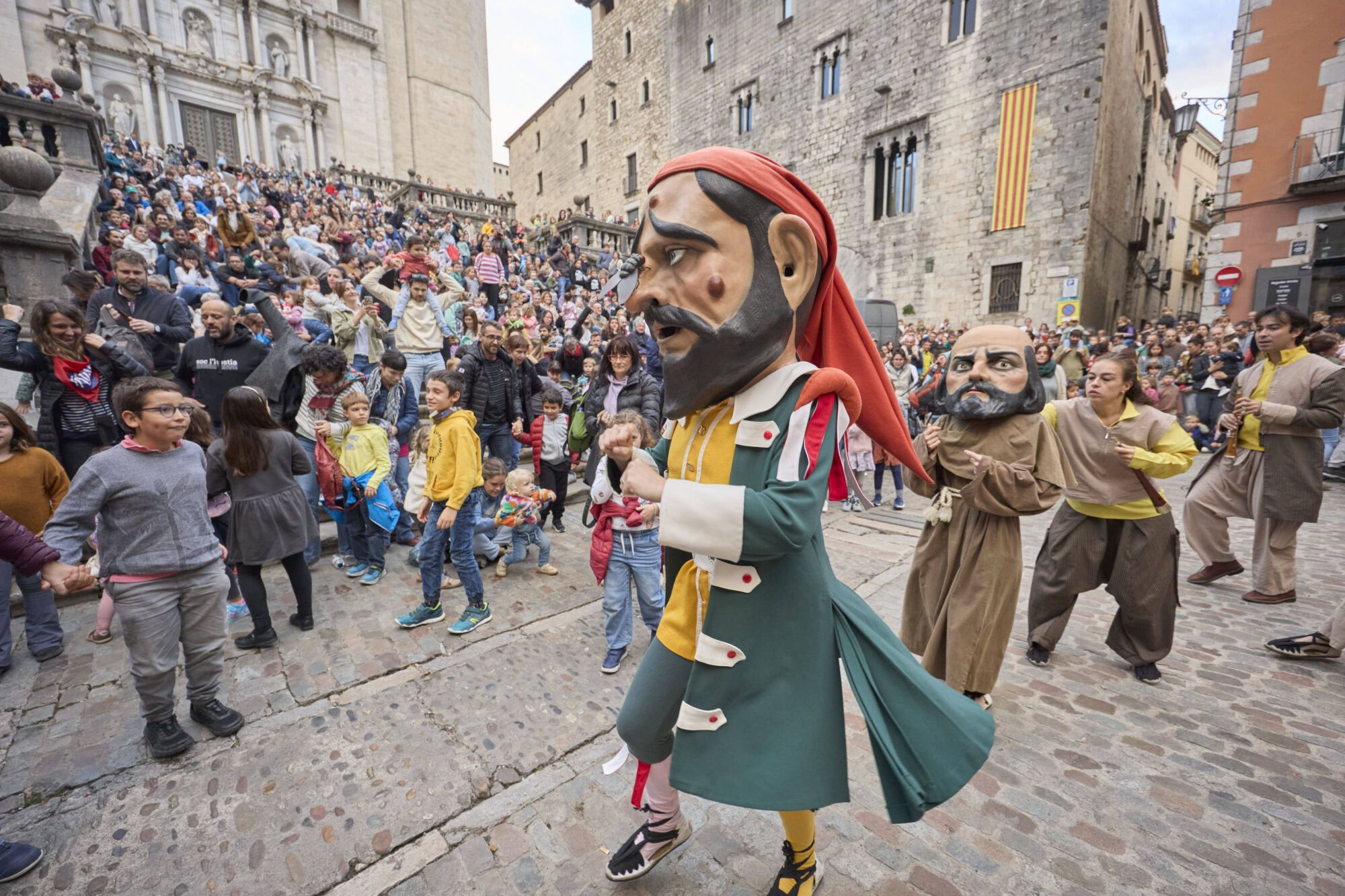 Les fotos de la passejada de capgrossos i gegants a la plaça de la catedral de Girona