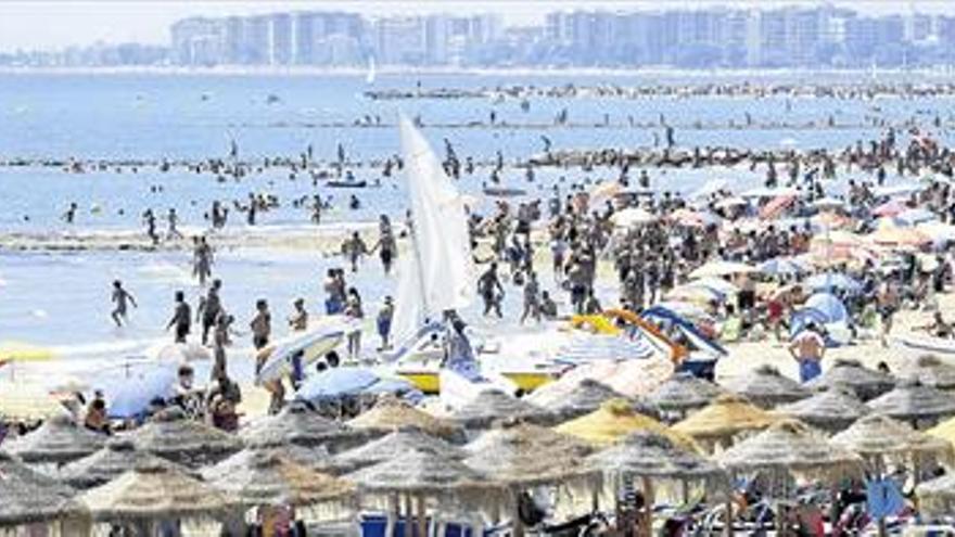 Castellonenses y turistas disfrutan de playas repletas