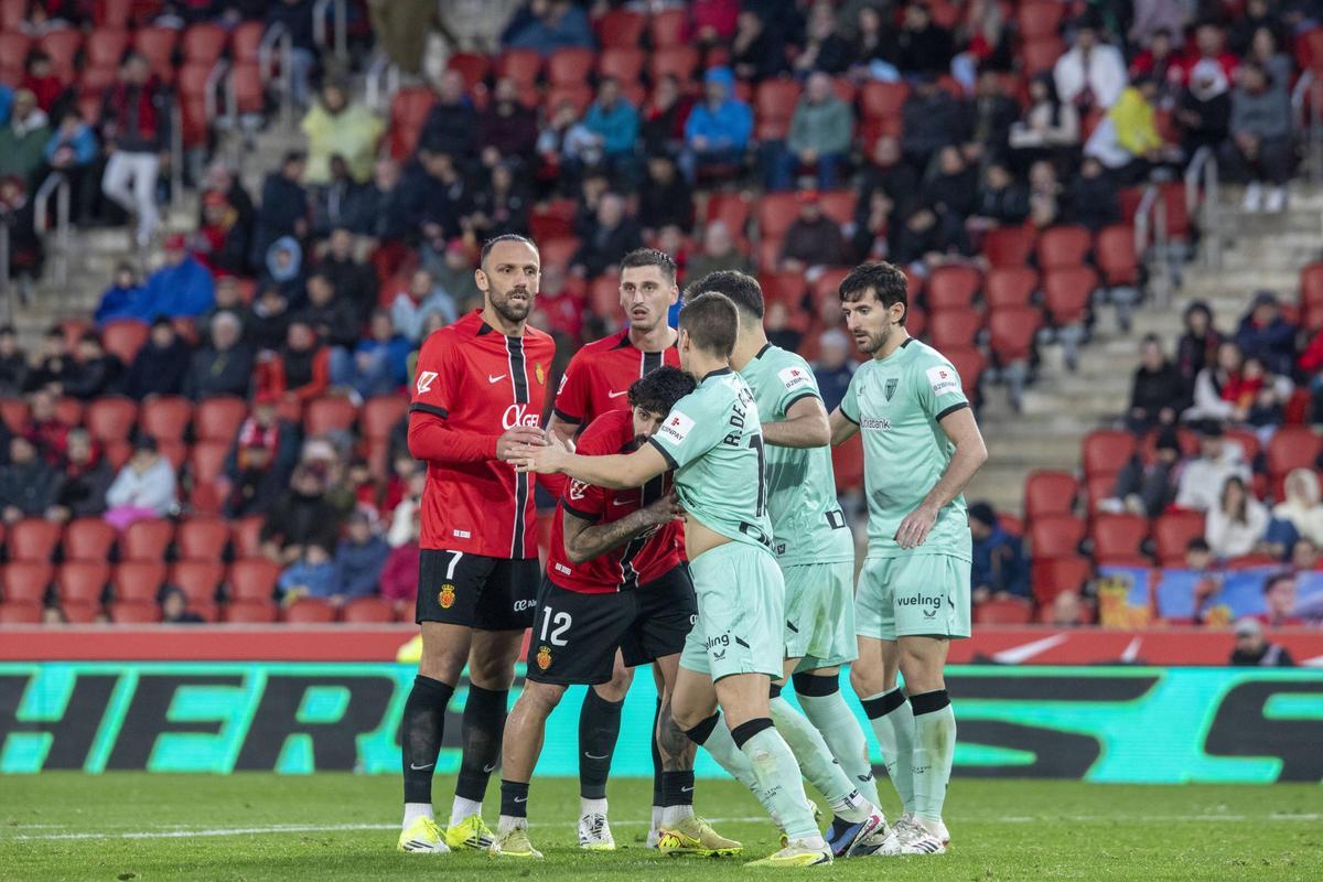 Muriqi, Samu Costa y Kumbulla se posicionan para rematar un córner ante el Athletic.
