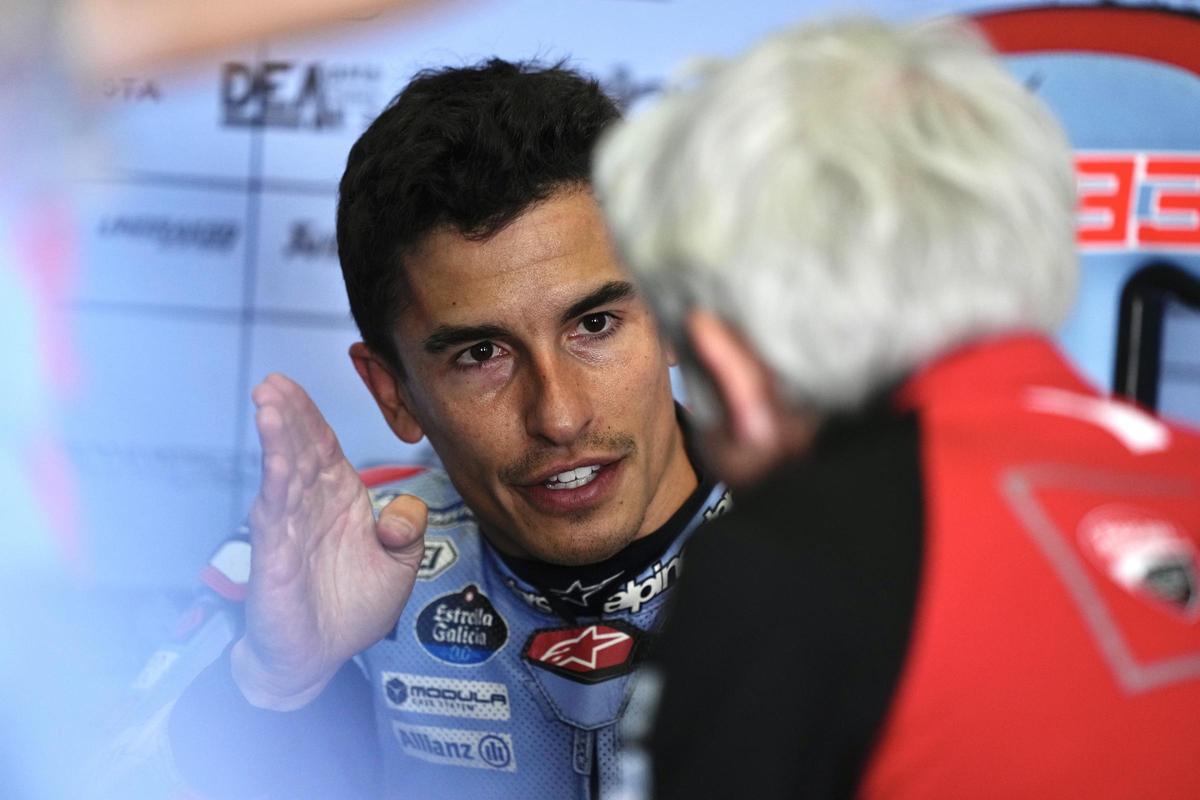 Marc Márquez charla con el ingeniero Gigi DallIgna, que es quien lo ha fichado para Ducati.