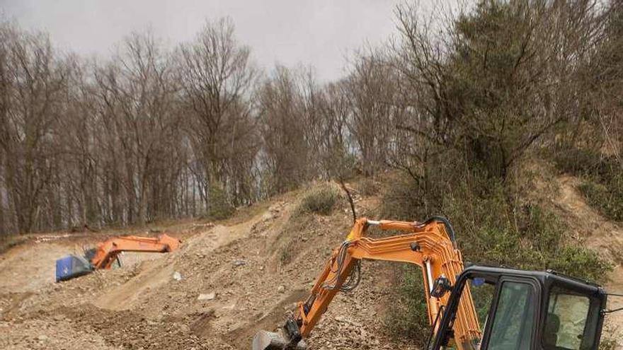 Máquinas trabajando en el argayo de la carretera AS-117, entre Pola de Laviana y Barredos.