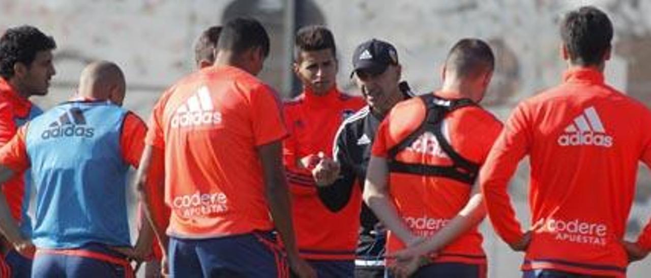 Ayestarán, ante los jugadores, ayer en el entrenamiento del Valencia en Paterna.