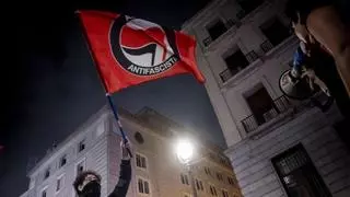 Unas 400 personas, convocadas por Indignados por España, protestan en la calle de Alcalá de Madrid